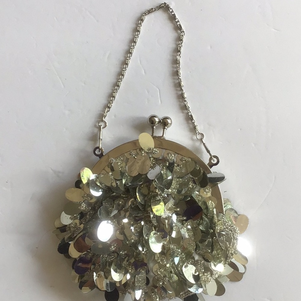 SILVER PAILETTE EVENING BAG.
